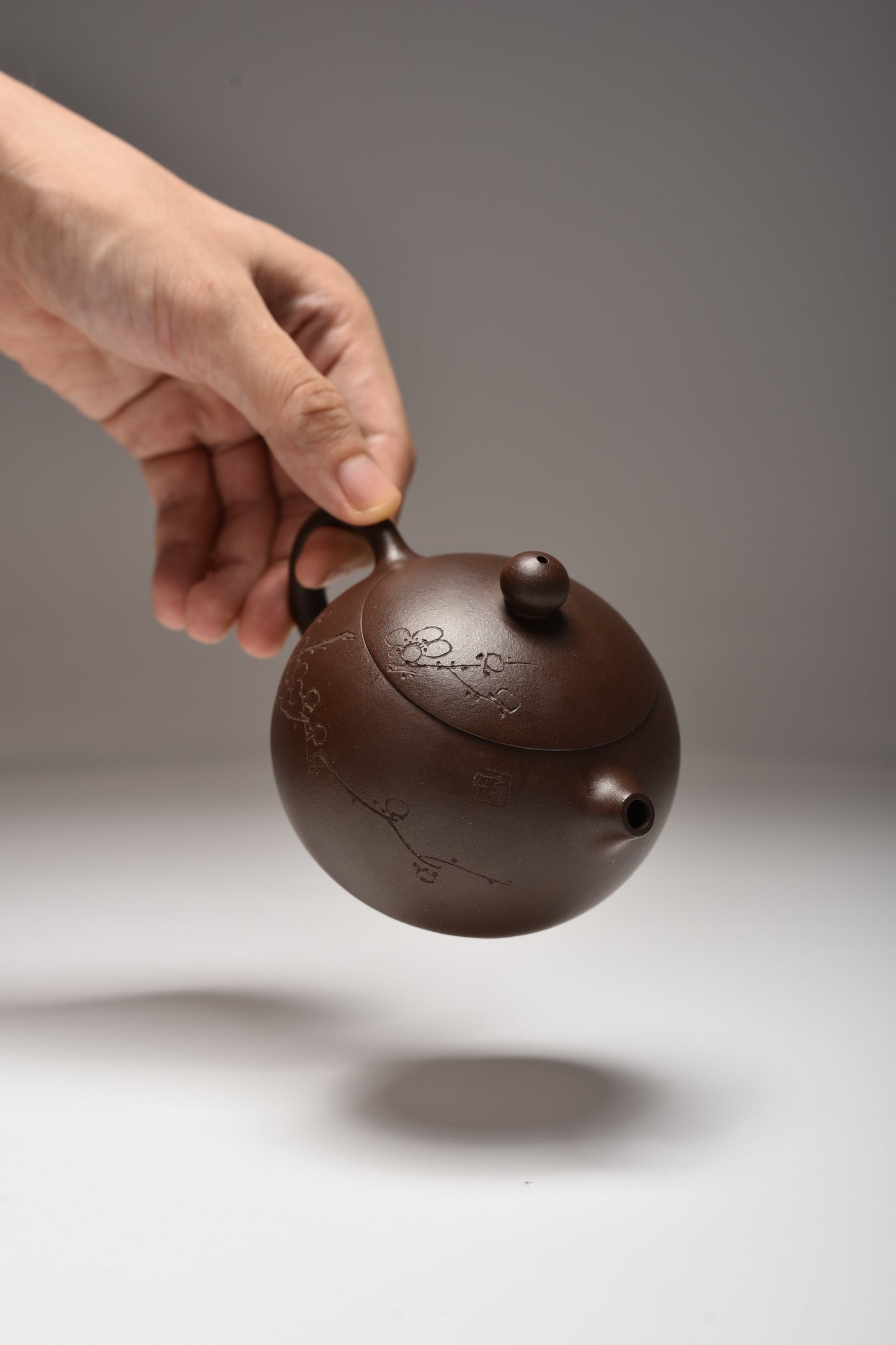 Xi Shi (150 ml) Zi Ni Yixing Teapot with Carving
