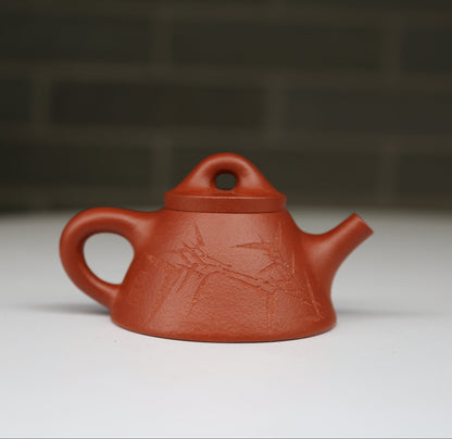 Bawang Shi Piao (120ml) Zhu Ni Engraved Yixing Teapot